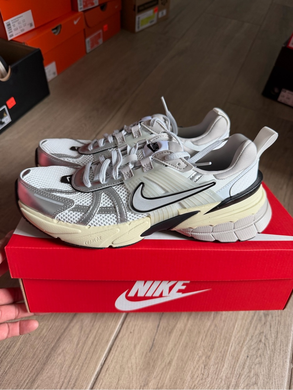 Nike V2K Run - Picture 3 of 8